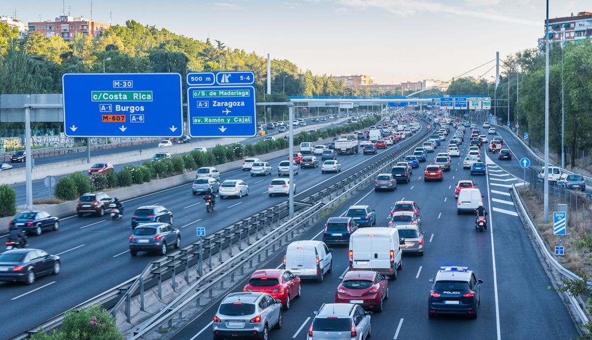 Jaque al coche privado en España, los vehículos diésel y gasolina, acorralados por las restricciones