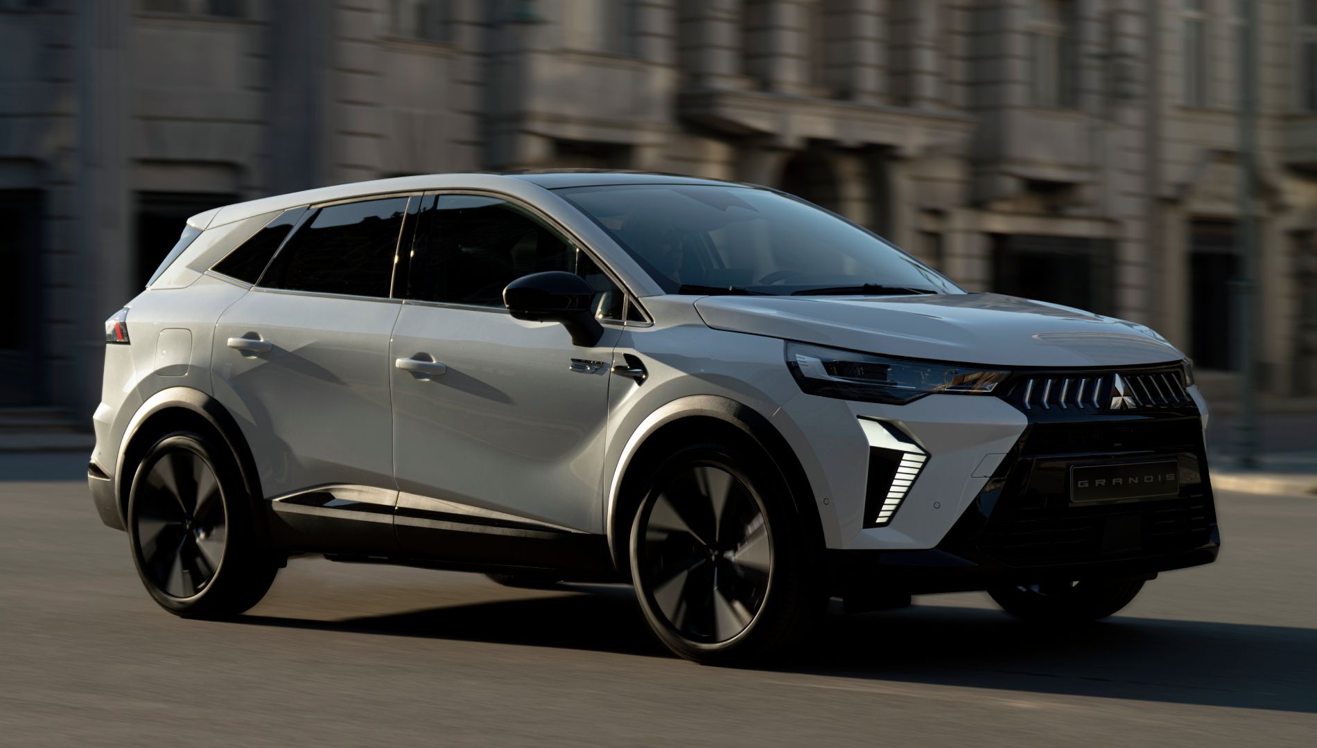 Mitsubishi lanza un nuevo SUV que se fabrica en España y tiene etiqueta Eco: así es el nuevo Grandis
