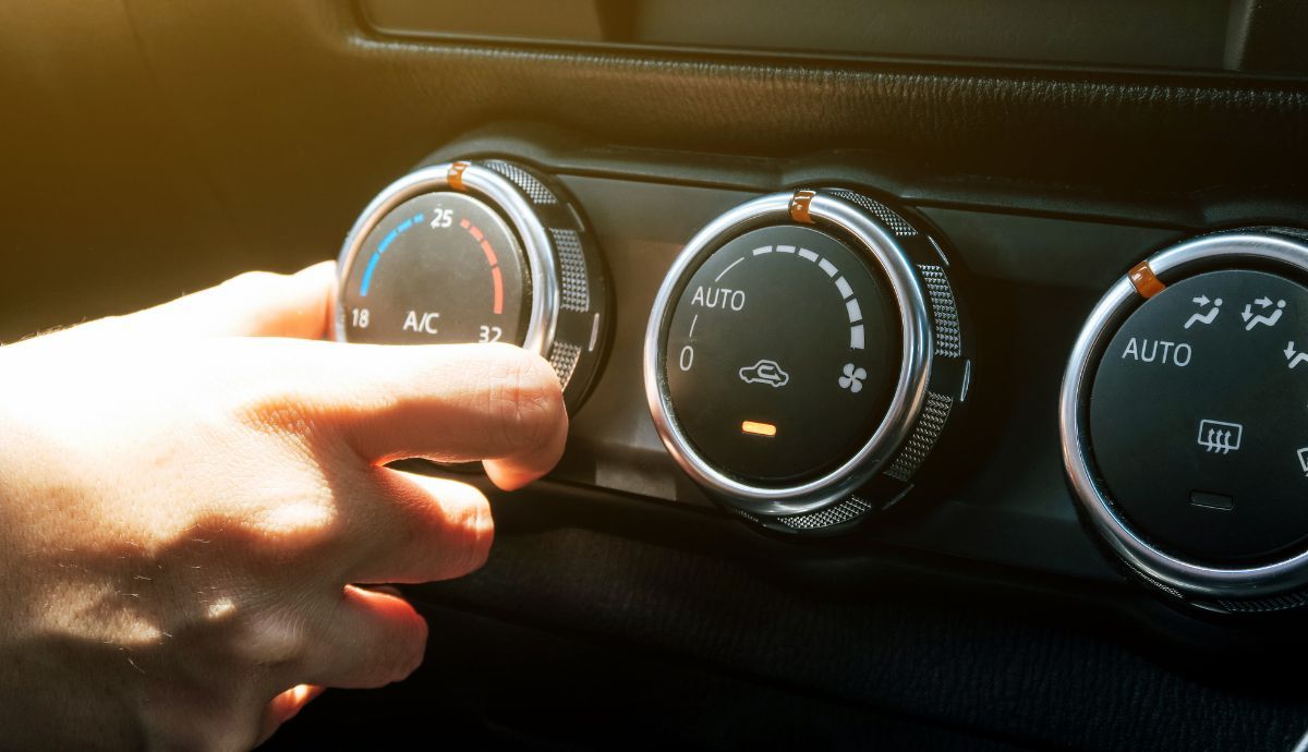 ¿El aire acondicionado del coche no enfría cuando hace mucho calor? Soluciones