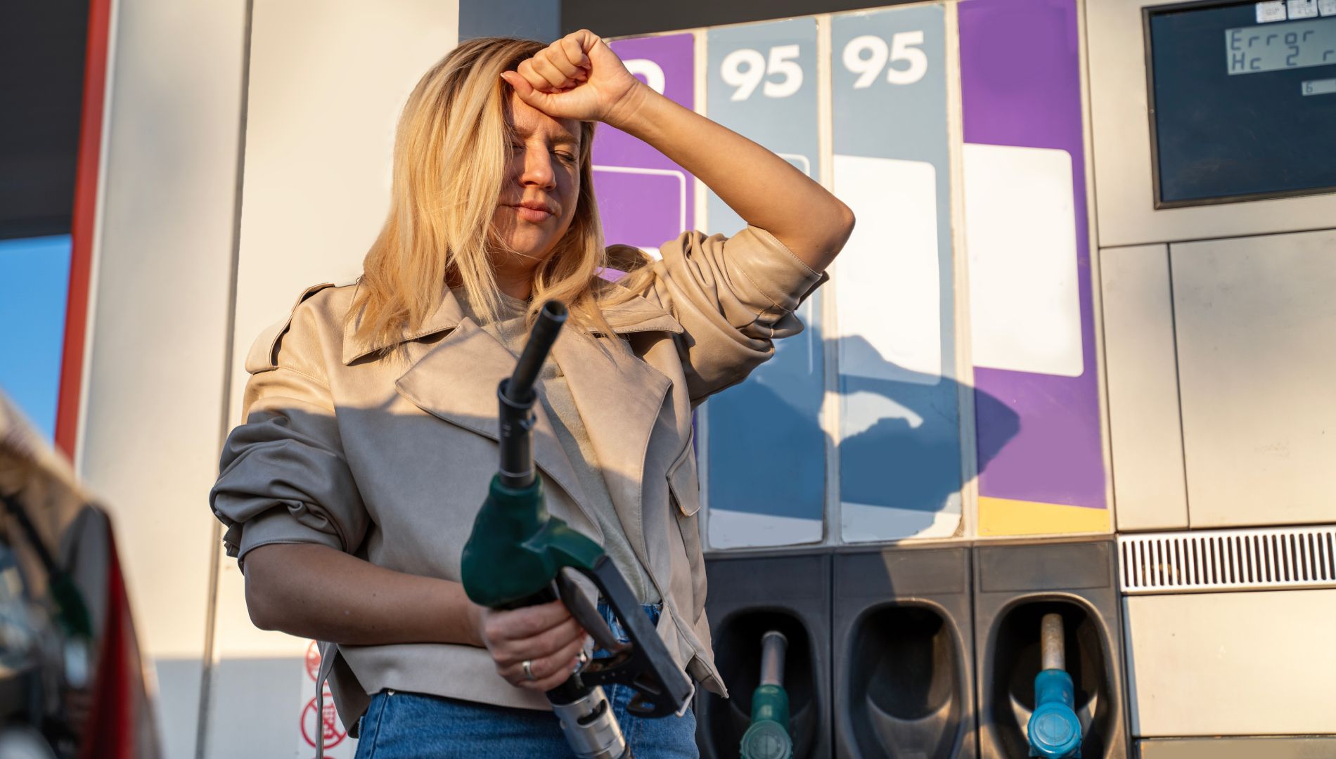 La OPEP+ toma una decisión imprevista así afectará a nuestros bolsillos el precio de la gasolina