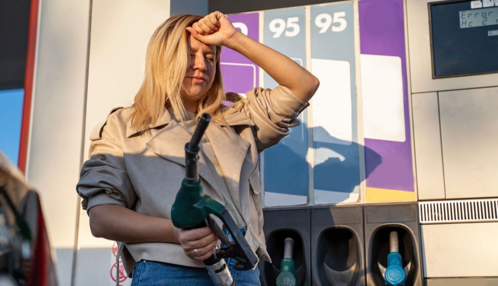 La OPEP+ toma una decisión imprevista así afectará a nuestros bolsillos el precio de la gasolina