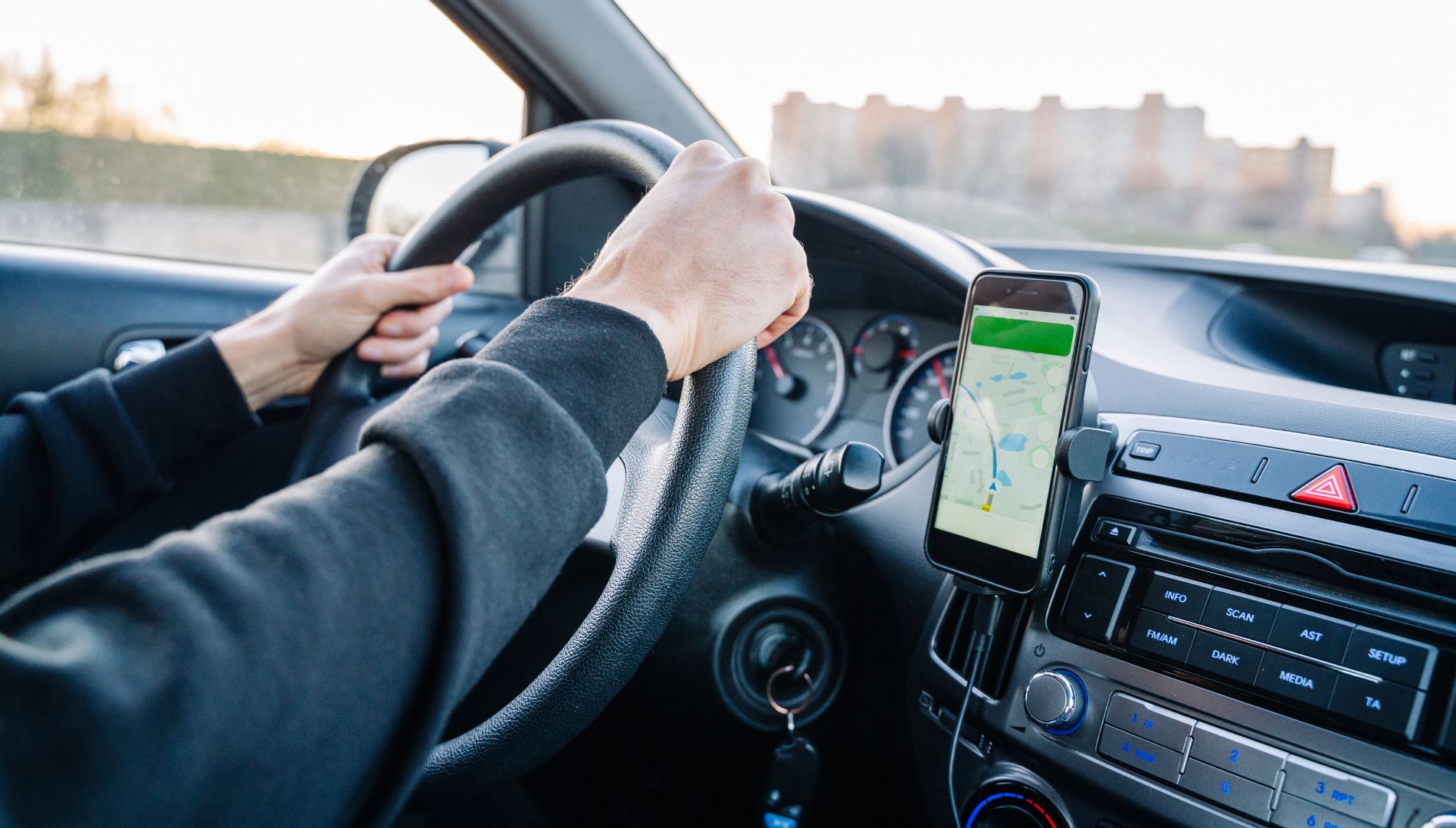 ¿Eres de los que miran las notificaciones del móvil al volante Pues te enfrentas a estos peligros