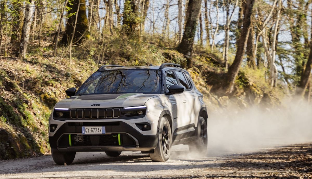 Probamos el nuevo Jeep Avenger 4xe, un SUV digno del apelativo de todocamino, también brillante 4x4