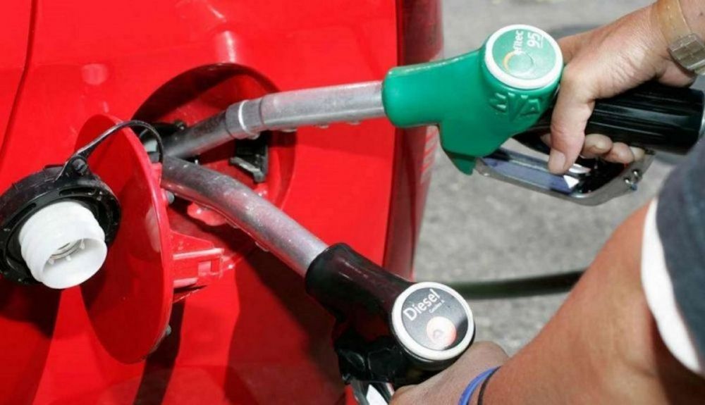 Pésima noticia si tienes un coche diésel frente a uno de gasolina, el precio del litro se dispara Pésima noticia si tienes un coche diésel frente a uno de gasolina, el precio del litro se dispara