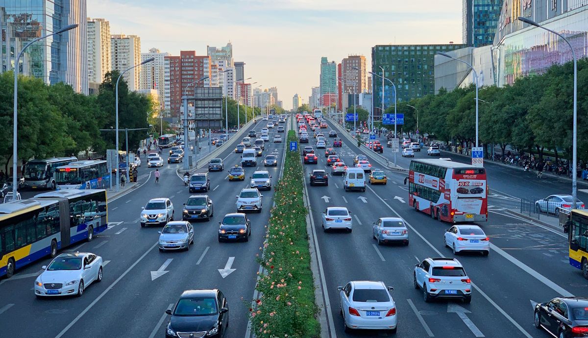 Millones de coches diésel y gasolina se enfrentan ya en España a nuevas prohibiciones de circulación