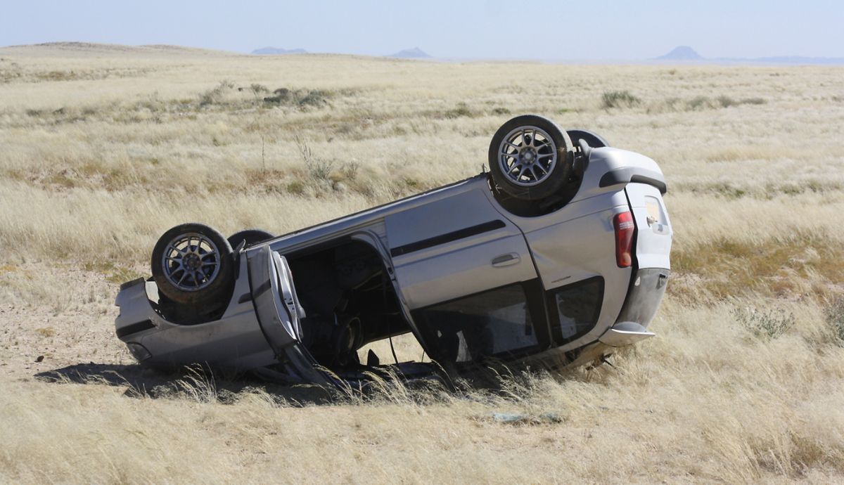 ¿Cómo salir de un coche volcado?