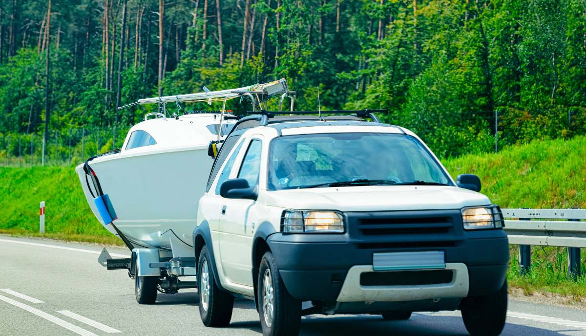 ¿Puede un turismo con remolque circular por un carril VAO?