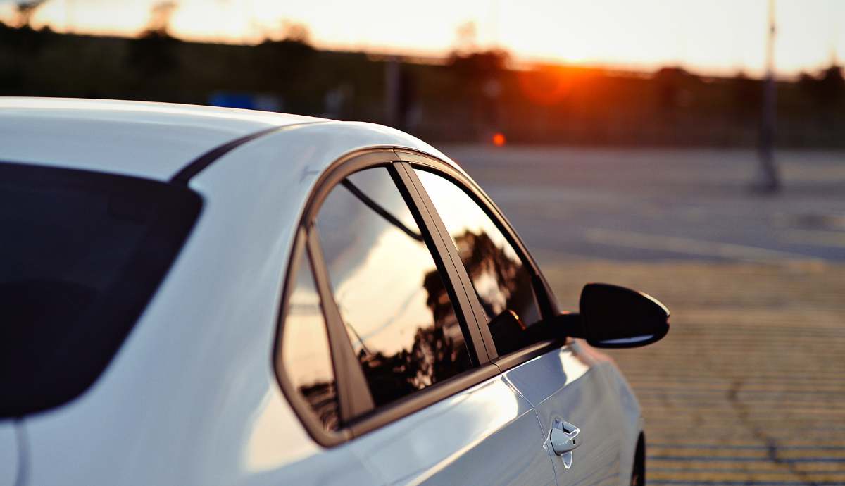 ¿Por qué el coche da tirones al acelerar? 