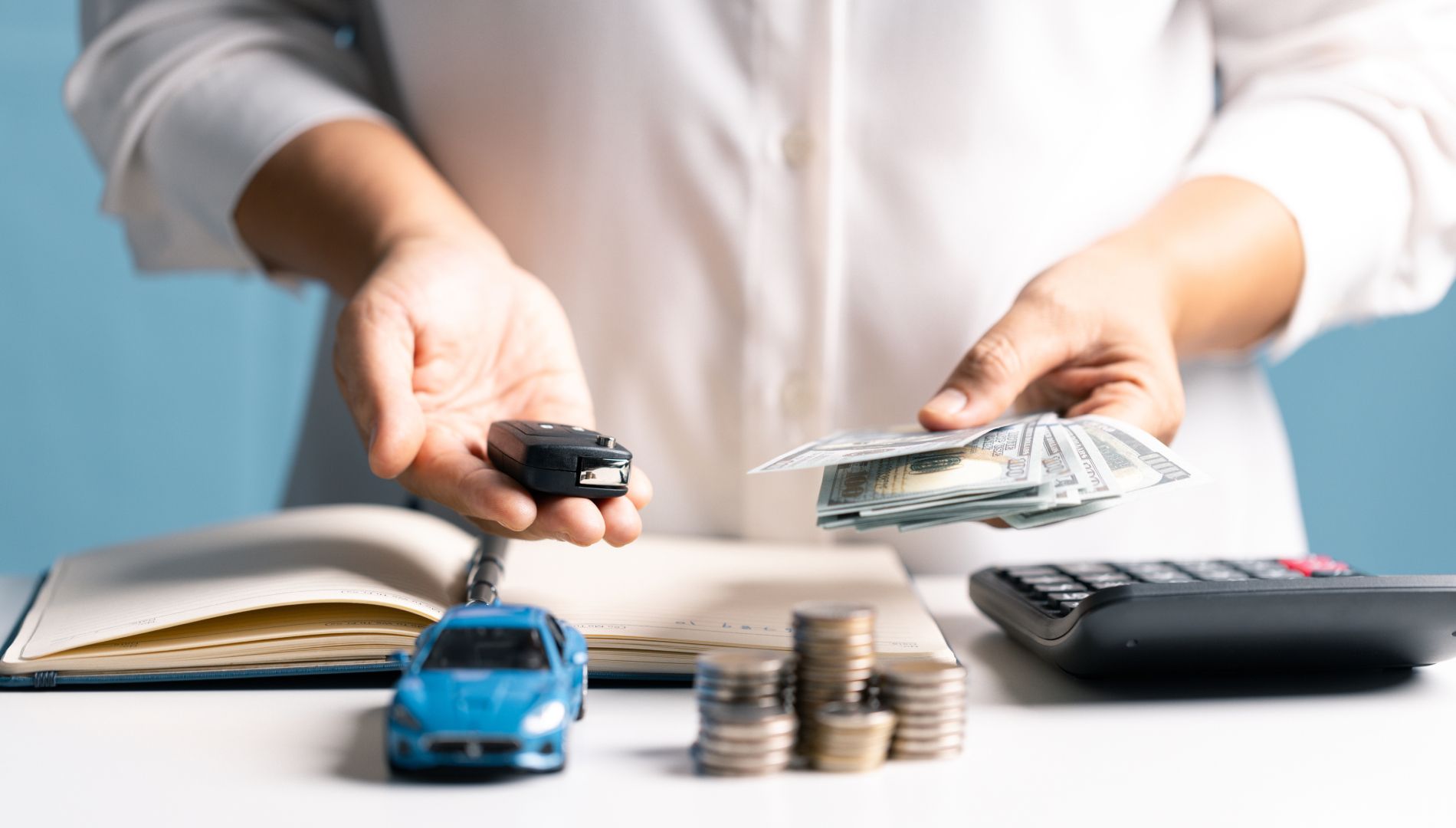 ¿Con qué combustible puedo recorrer 100 km por menos dinero gasolina, diésel o electricidad?