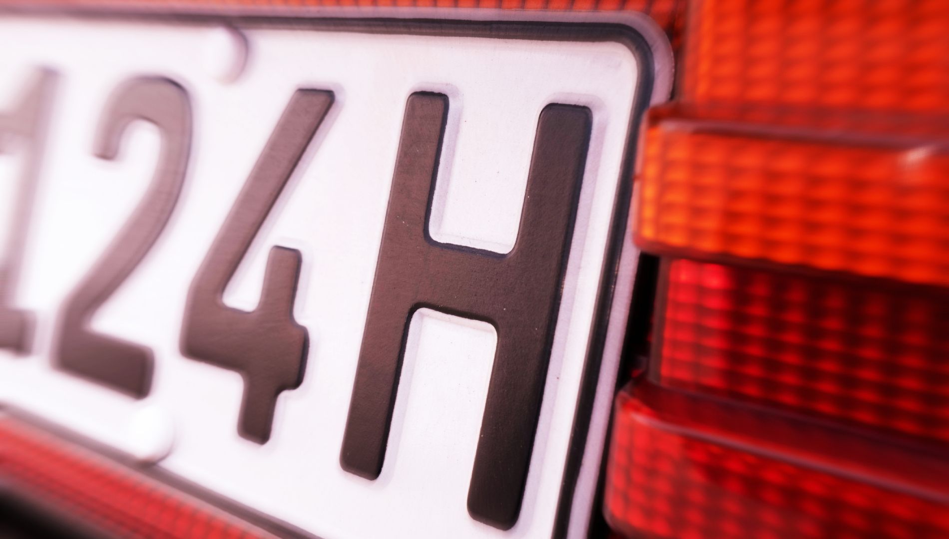Este es el defecto en las matrículas que pocos conocen y que provoca que los coches no pasen la ITV