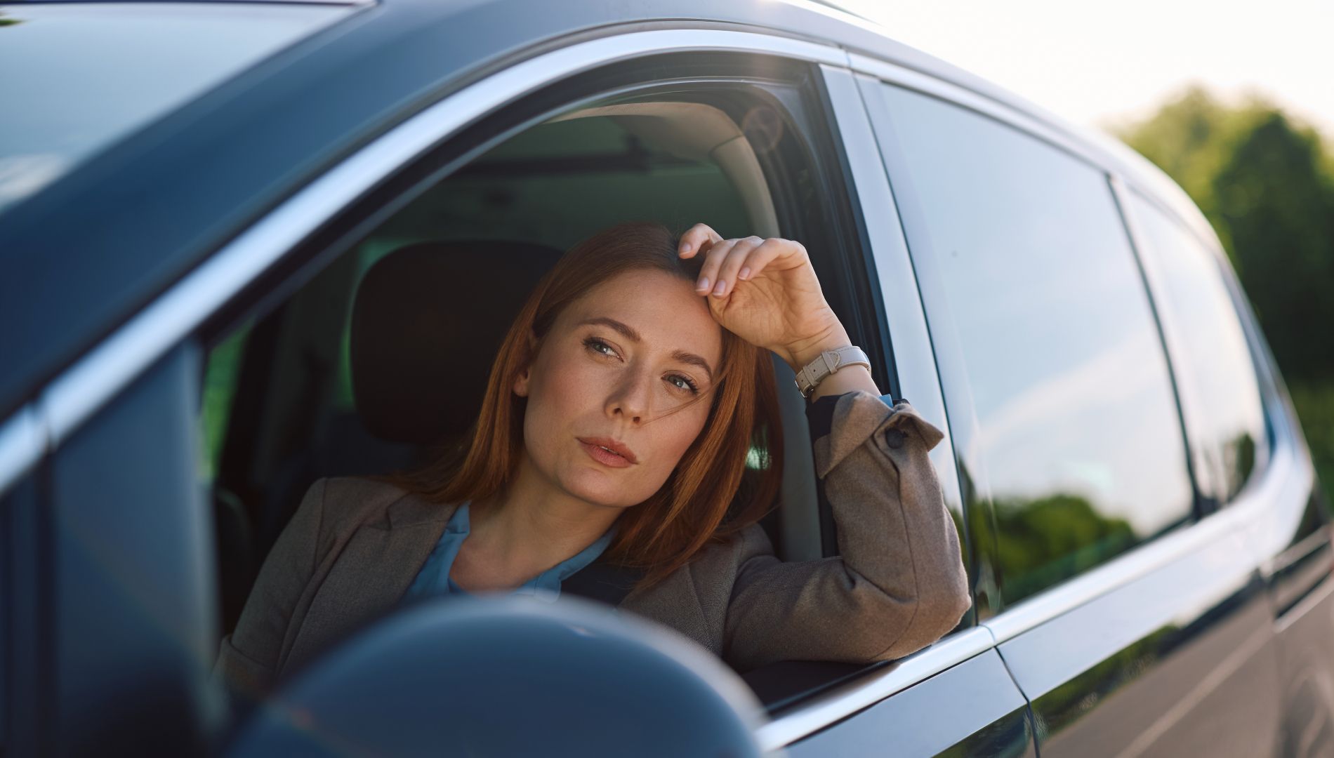 ¿Sabías que te pueden multar por dejar el coche parado y arrancado? Te explicamos los motivos