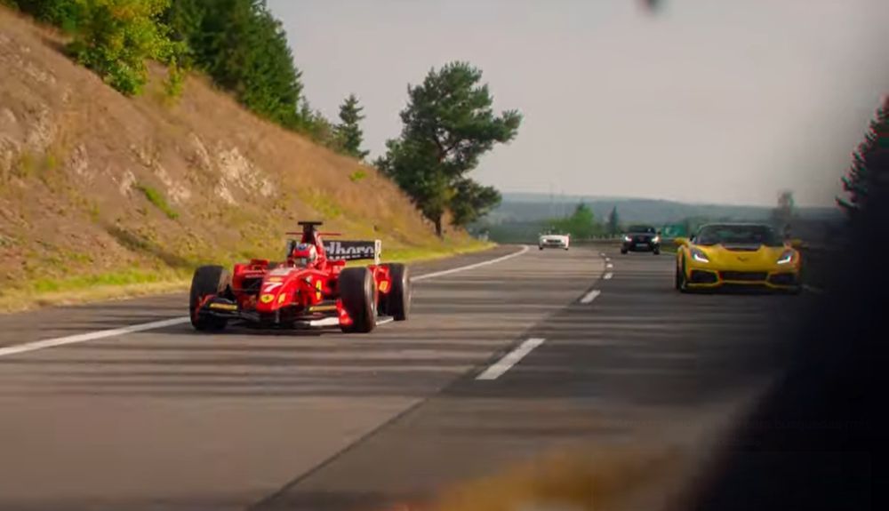 El Fórmula 1 circulando por una autopista de la República Checa. Foto Captura de pantalla de TrackZone en Youtube