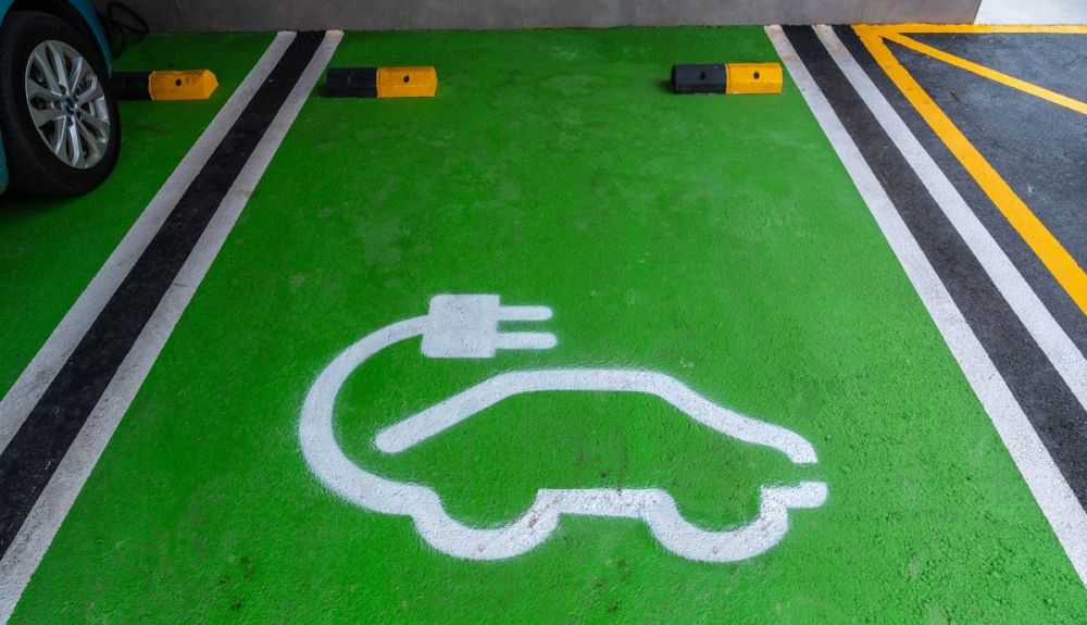 Las multas por aparcar coches diésel o gasolina en plazas reservadas para vehículos eléctricos son de 200 euros Las multas por aparcar coches diésel o gasolina en plazas reservadas para vehículos eléctricos son de 200 euros