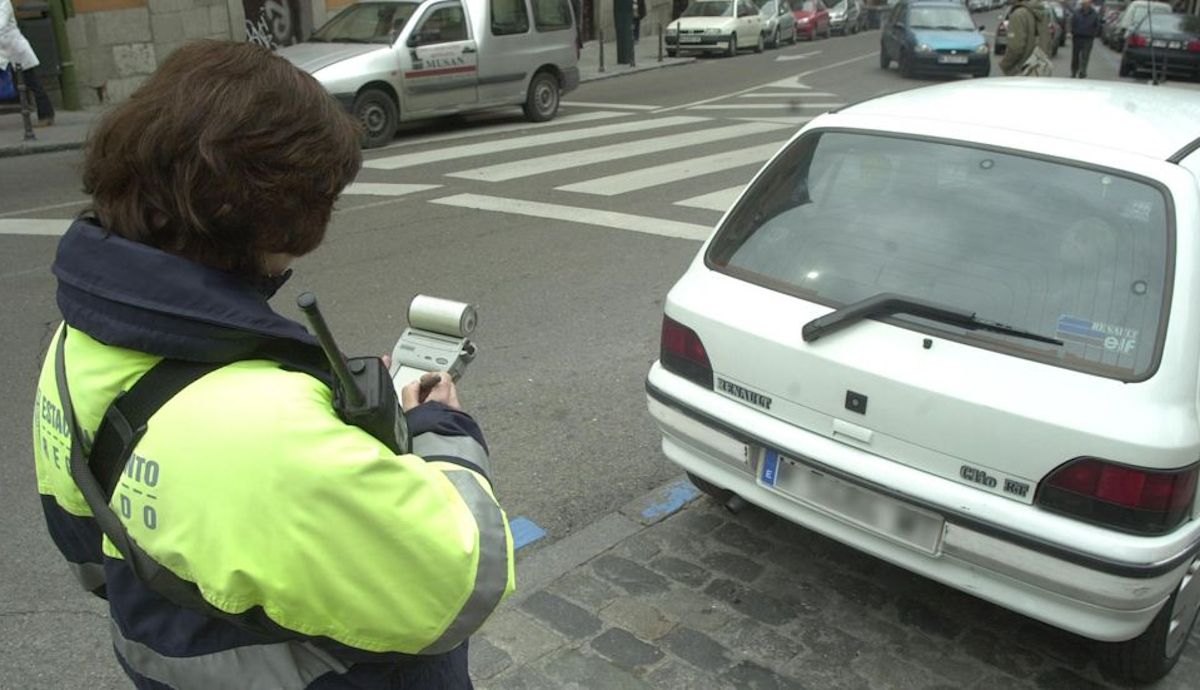 La DGT estalla y multará ya con 200 € una práctica ilegal pero ya habitual por calles de toda España