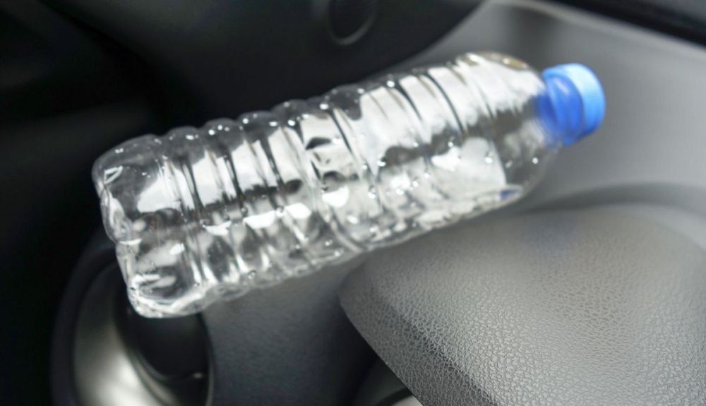Las botellas sueltas por el habitáculo de los coches pueden terminar convirtiéndose en proyectiles en caso de frenazos o colisiones Las botellas sueltas por el habitáculo de los coches pueden terminar convirtiéndose en proyectiles en caso de frenazos o colisiones