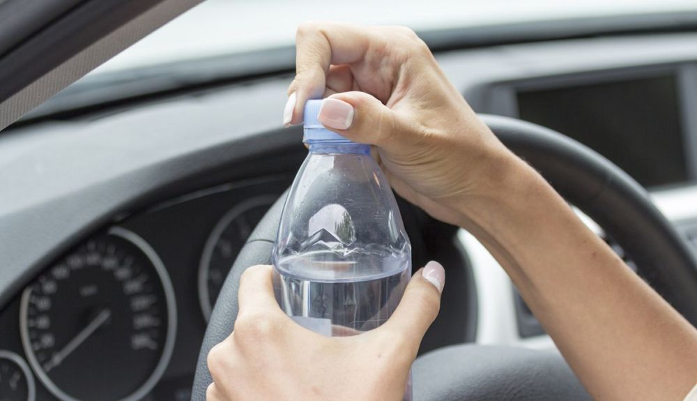 Nunca bebas de una botella de agua que has dejado en el habitáculo del coche. Hay mucho riesgo de infección. Nunca bebas de una botella de agua que has dejado en el habitáculo del coche. Hay mucho riesgo de infección.