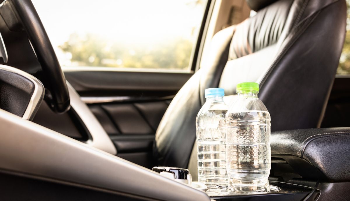Por qué dejar botellas de agua en el coche en está época, algo habitual, puede llegar a ser mortal