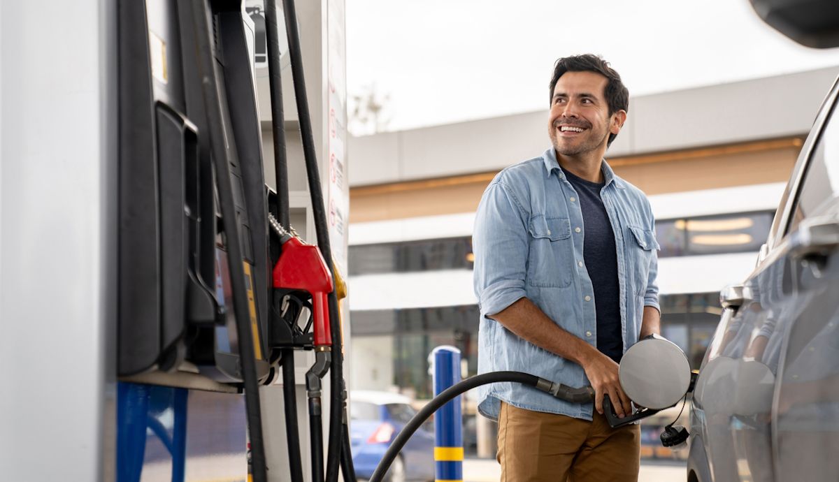 Es más barato el lunes, y a primera hora, qué saber para repostar el combustible más barato