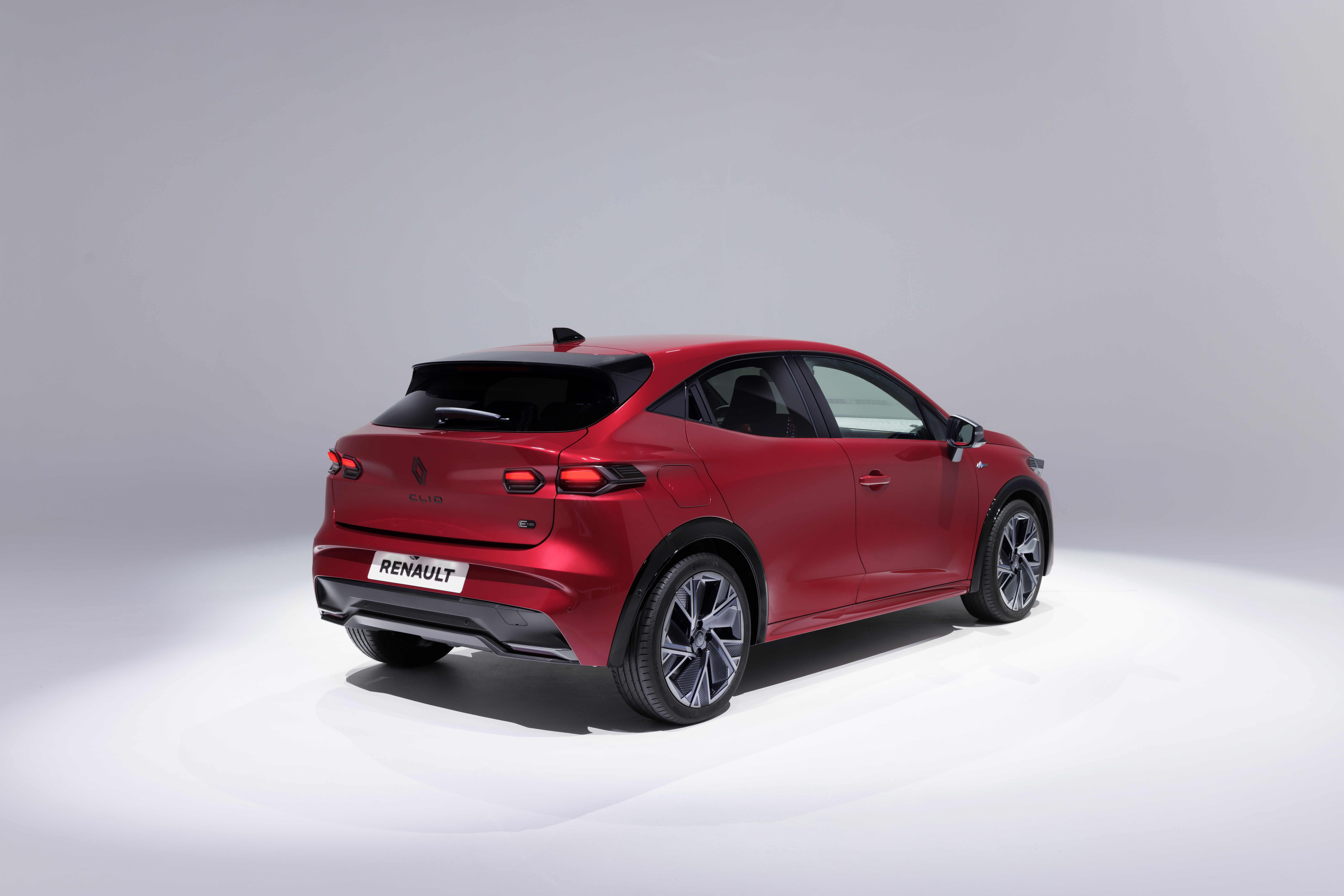 El nuevo Renault Clio resulta espectacular y se dará siempre en versiones de gasolina, con un híbrido de 160 CV como bandera tecnológica.