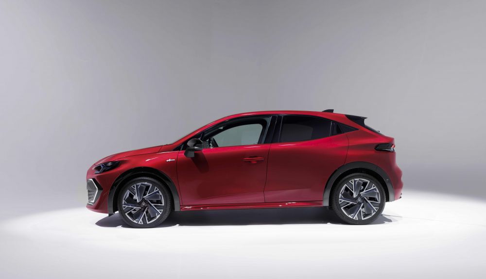 El nuevo Renault Clio crece en dimensiones, potencia y eficiencia de los motores y equipamiento. El nuevo Renault Clio crece en dimensiones, potencia y eficiencia de los motores y equipamiento.