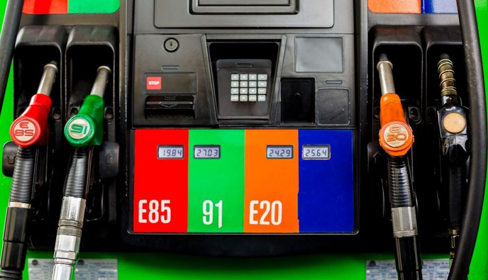gasolinera-ya-con-surtidor-de-combustibl