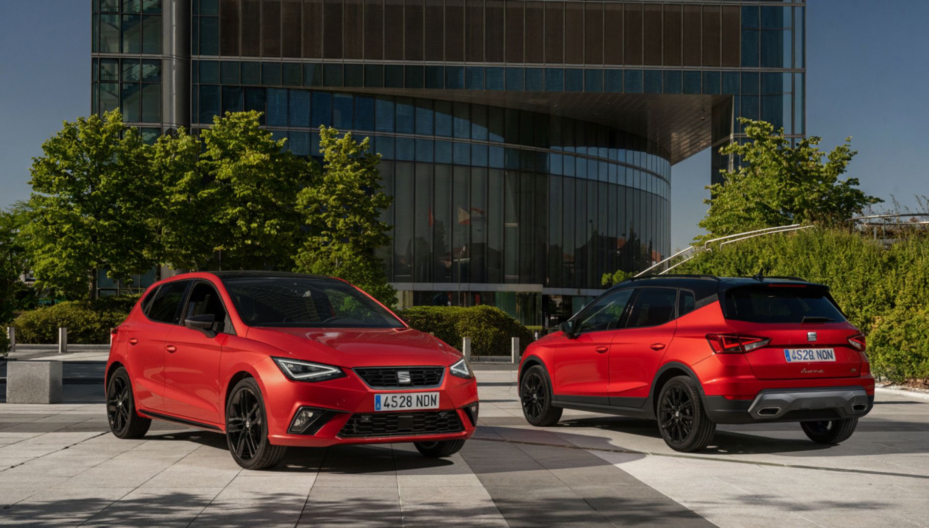 Estos dos coches están entre los diez más vendidos de España ¿es mejor un Seat Ibiza o un Arona?. Imagen generada por IA