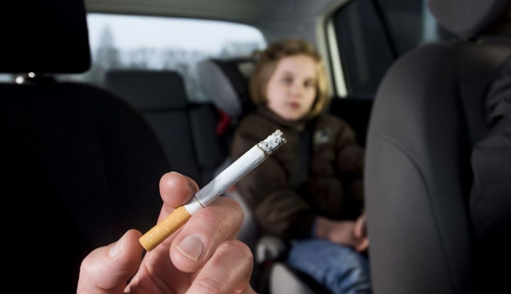 Sectores sanitarios piden al Gobierno que prohíba ya fumar en los coches con menores o embarazadas