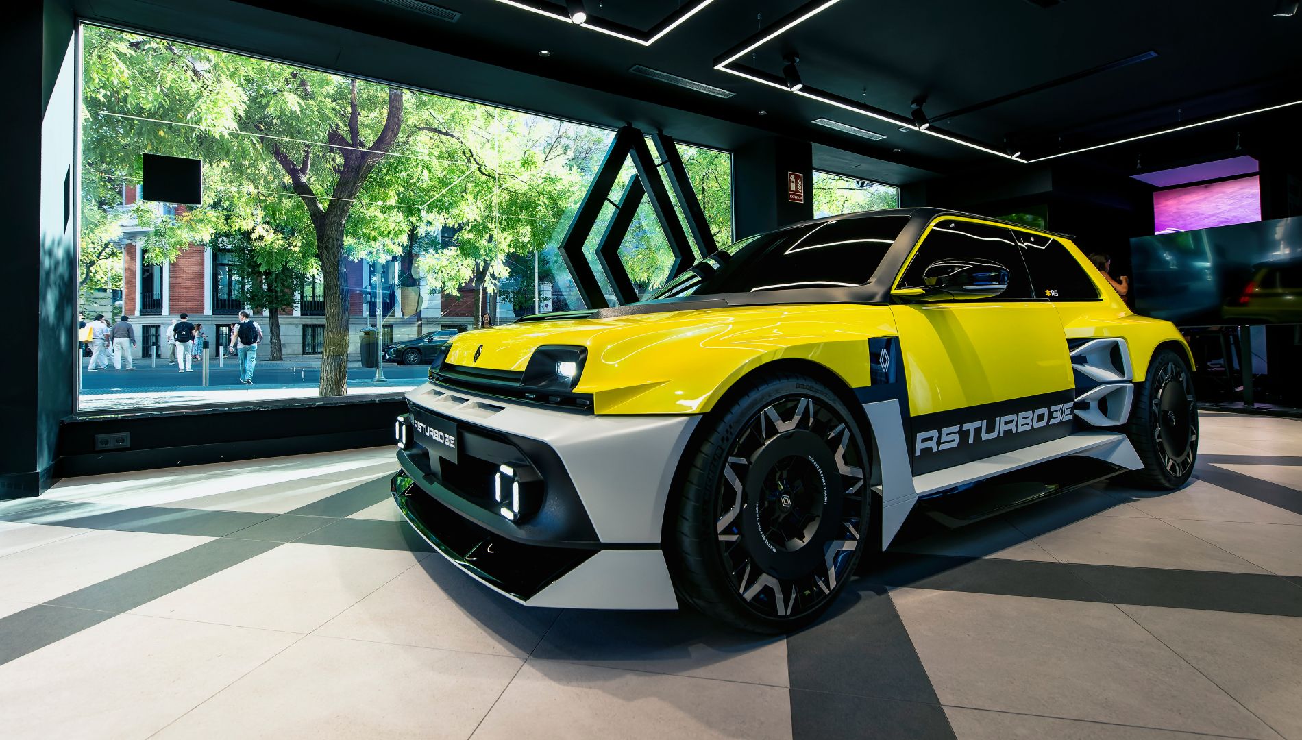 La primera unidad del espectacular Renault 5 Turbo 3E la puedes ver en Madrid por un tiempo limitado
