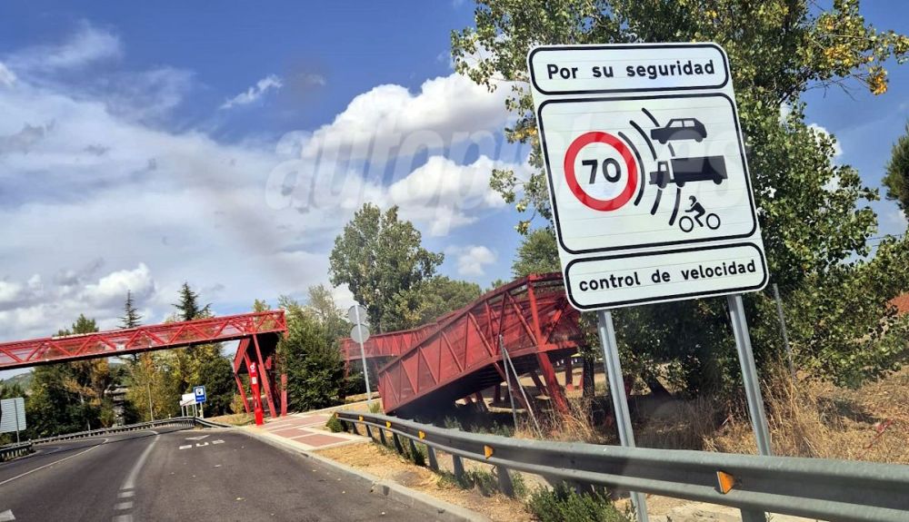 Radar recién instalado en la Comunidad de Madrid, con nuevo cartel de advertencia del límite máximo de 70 km h Radar recién instalado en la Comunidad de Madrid, con nuevo cartel de advertencia del límite máximo de 70 km h