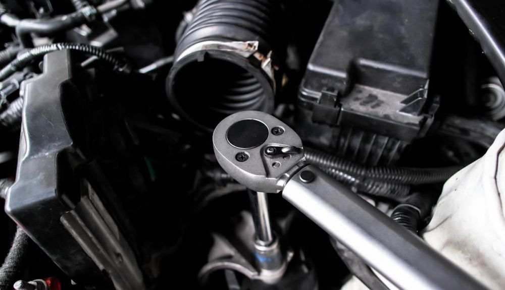 Llave dinamométrica en uso para la reparación o mantenimiento de automóviles
