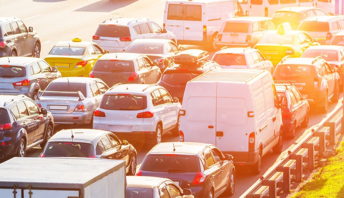 El fin de la prohibición de la venta de coches diésel, gasolina e híbridos, un acierto o un error