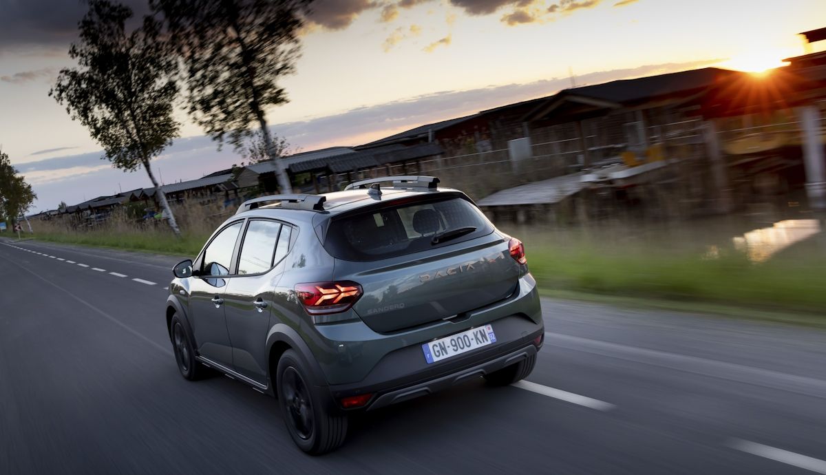 Las ventas de coches siguen creciendo y el Dacia Sandero, imparable, estos son los 10 más vendidos