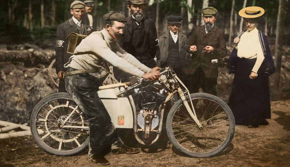 comenzó con la fabricación de una bicicleta en 1895