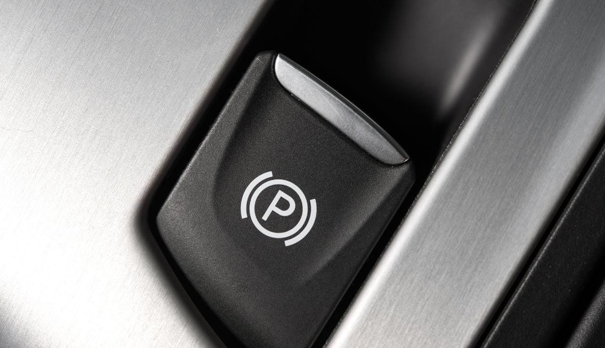 ¿Cómo funciona el freno de estacionamiento?