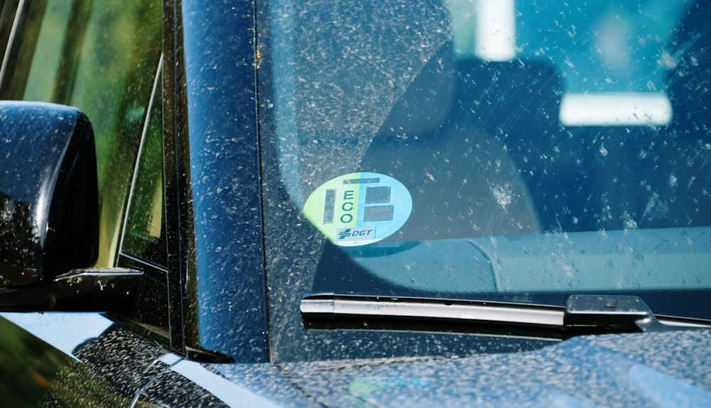 Nuevas etiquetas de la DGT para coches, cómo serán, a quienes afectarán y fecha de entrada en vigor