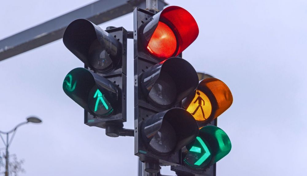 La señalización de un semáforo cuadrado o de carril 