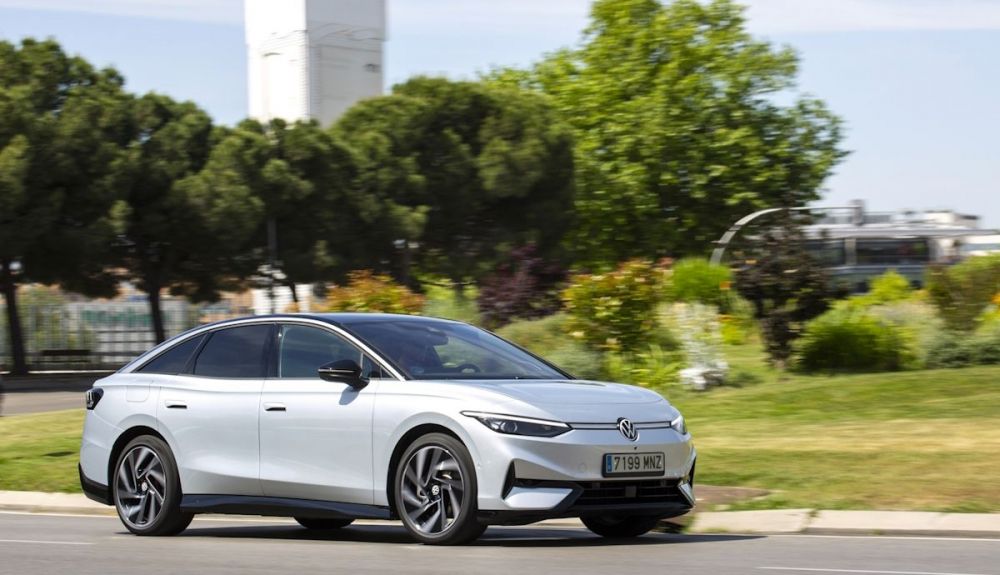 Probamos el Volkswagen ID.7, una nueva berlina eléctrica muy seria, lo más parecida a un Passat