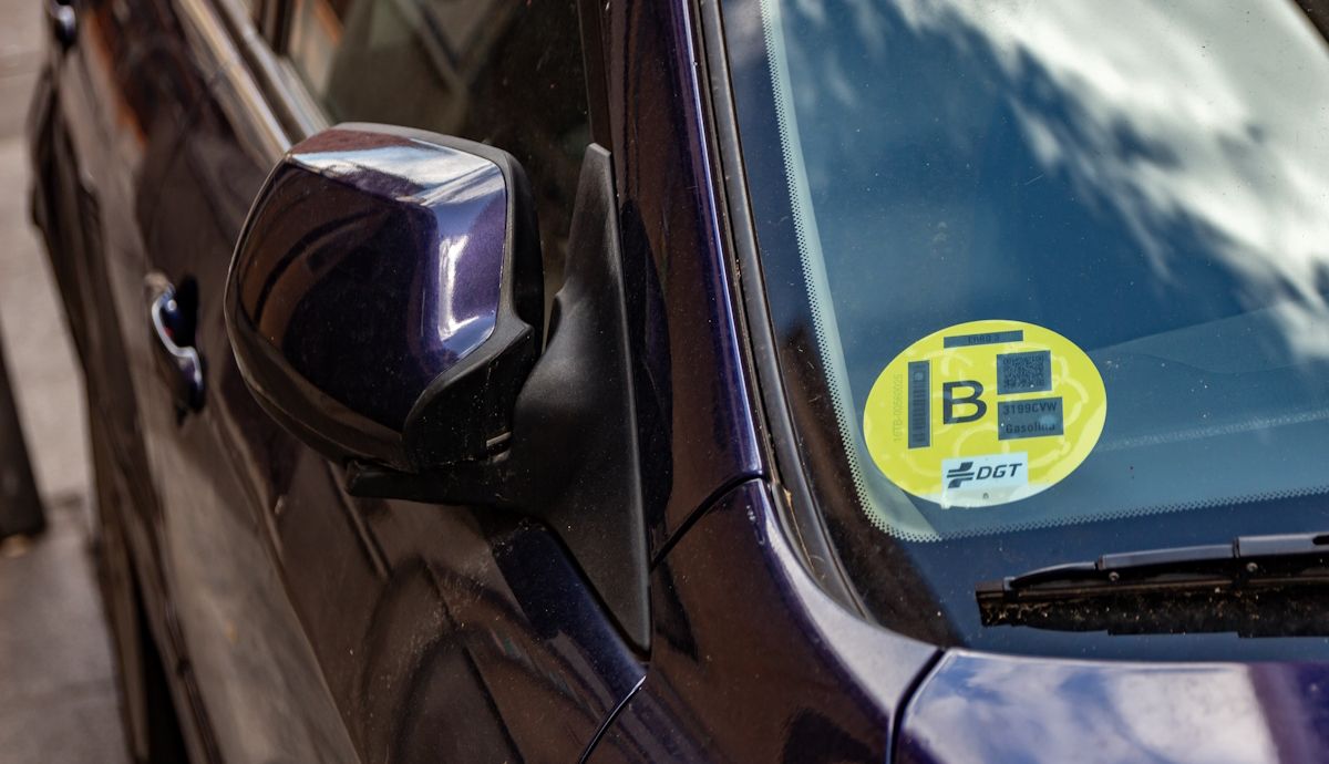 Nuevas multas a los coches con etiqueta B de la DGT en España
