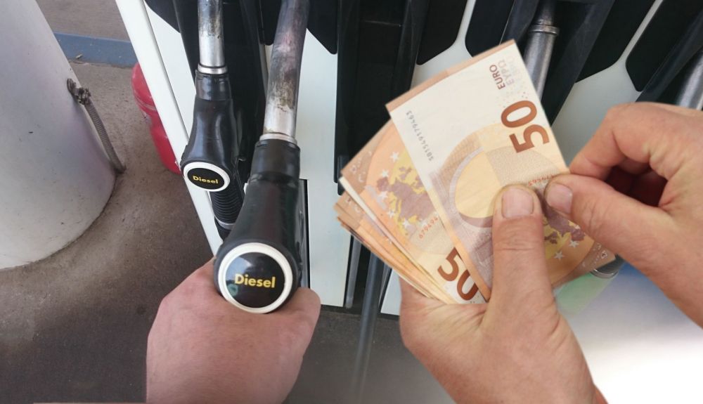 El diésel y la gasolina pueden subir 45 céntimos por litro en las gasolineras con un nuevo impuesto El diésel y la gasolina pueden subir 45 céntimos por litro en las gasolineras con un nuevo impuesto