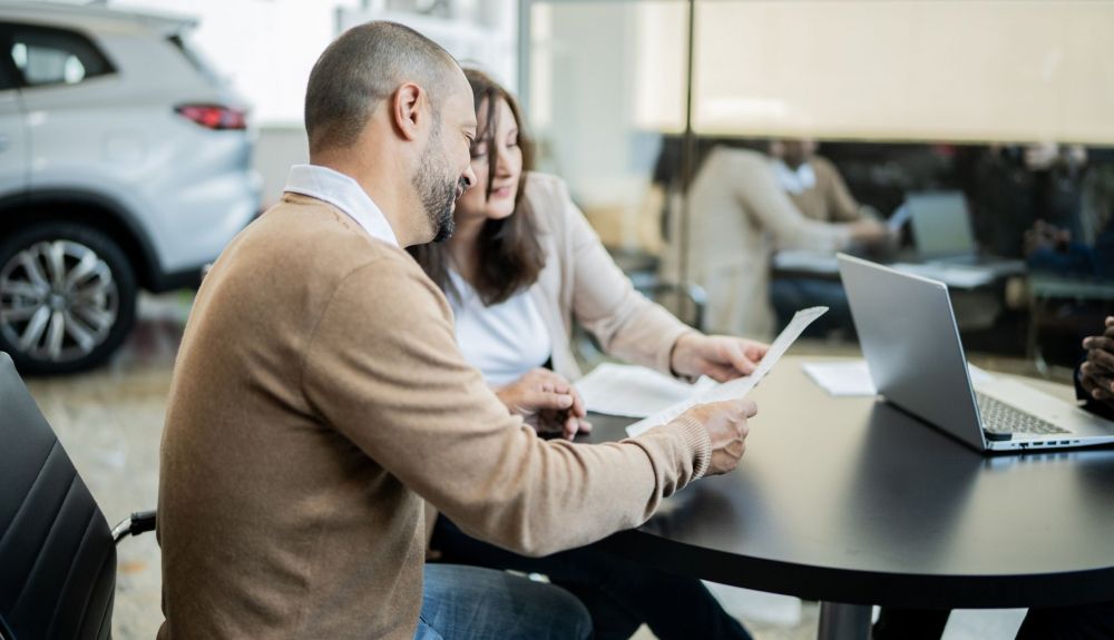 ¿Es mejor financiar la compra del coche con el concesionario o con el banco? La OCU lo tiene muy claro