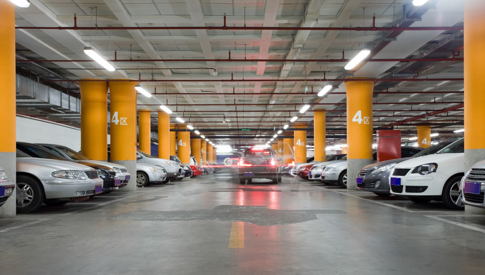 Es una gran duda de muchos conductores ¿Me pueden multar en un aparcamiento de un centro comercial?