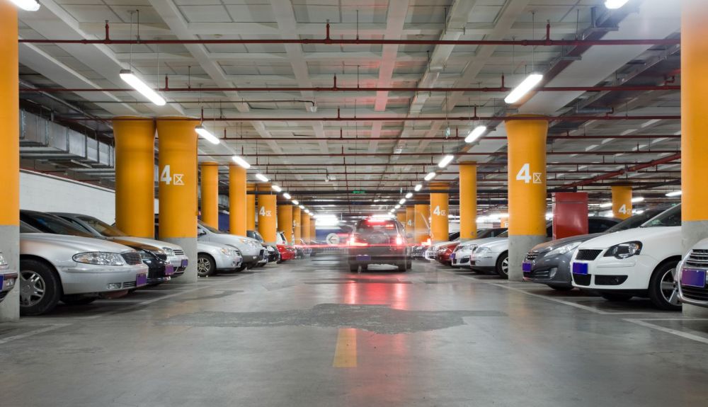 Es una gran duda de muchos conductores ¿Me pueden multar en un aparcamiento de un centro comercial?