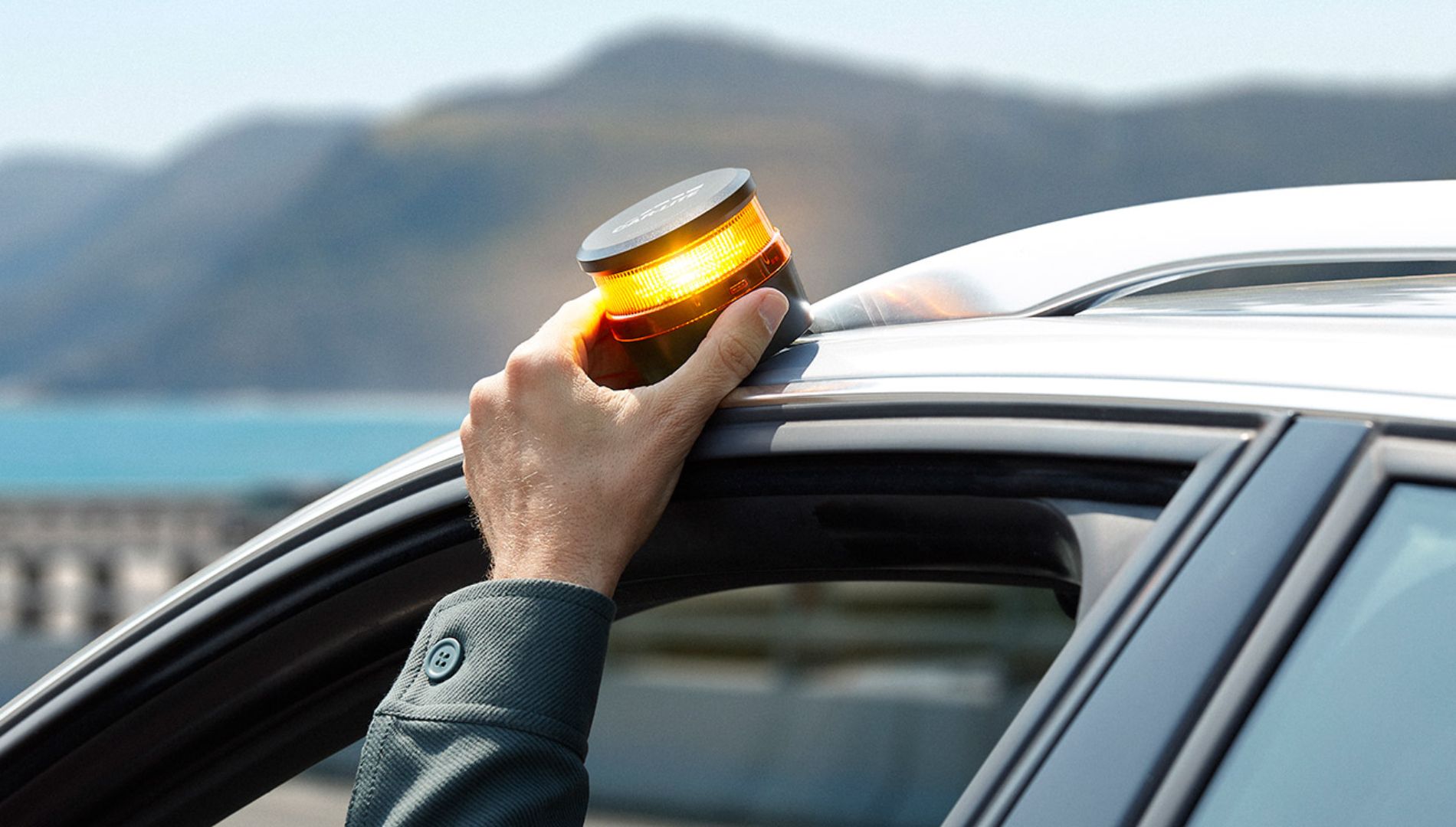 Muchas de las luces V16 que se venden ya no están homologadas: las claves para que no te engañen