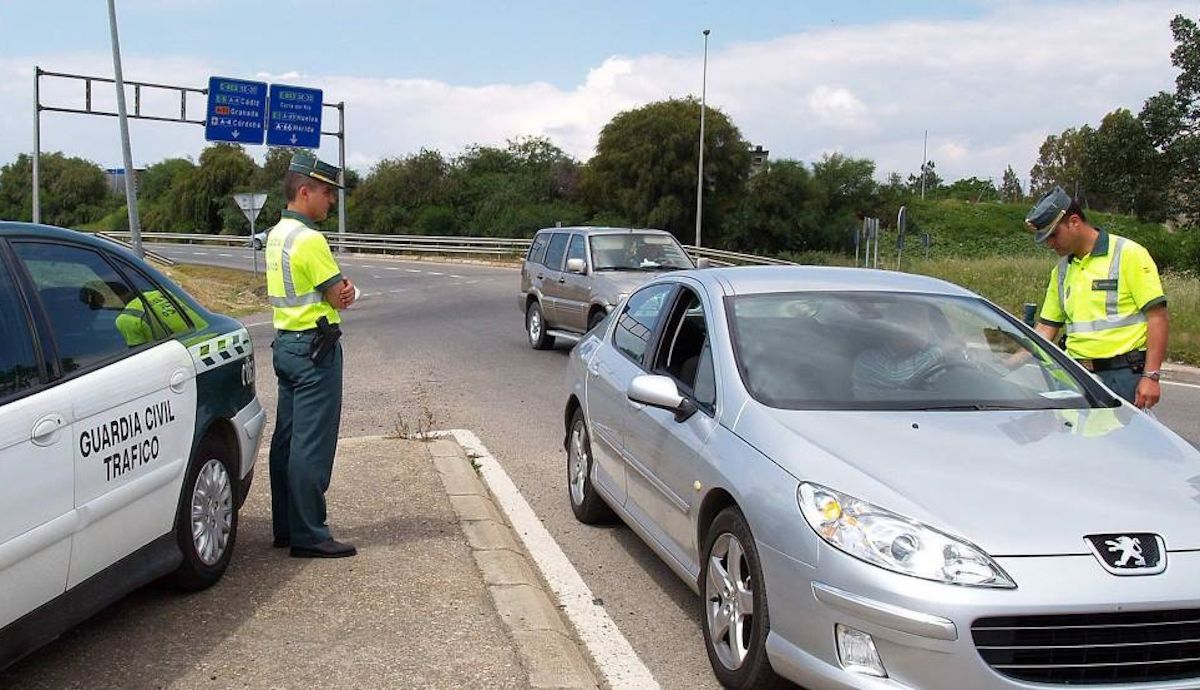 La pegatina V 19 es obligatoria en los coches y no llevarla implica ya hoy multas de 100 € de la DGT