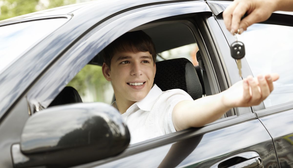 Así va a ser la conducción acompañada en España, que permitirá conducir ya a partir de los 17 años