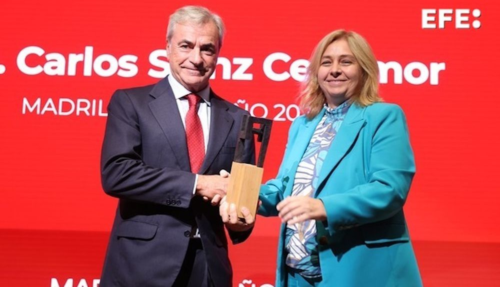 Carlos Sainz recibiendo el premio al Madrileño del Año. Foto Agencia EFE