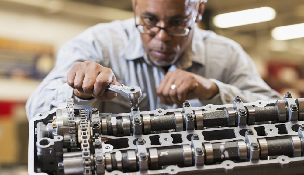 Mecánico de coches de motor de gasolina
