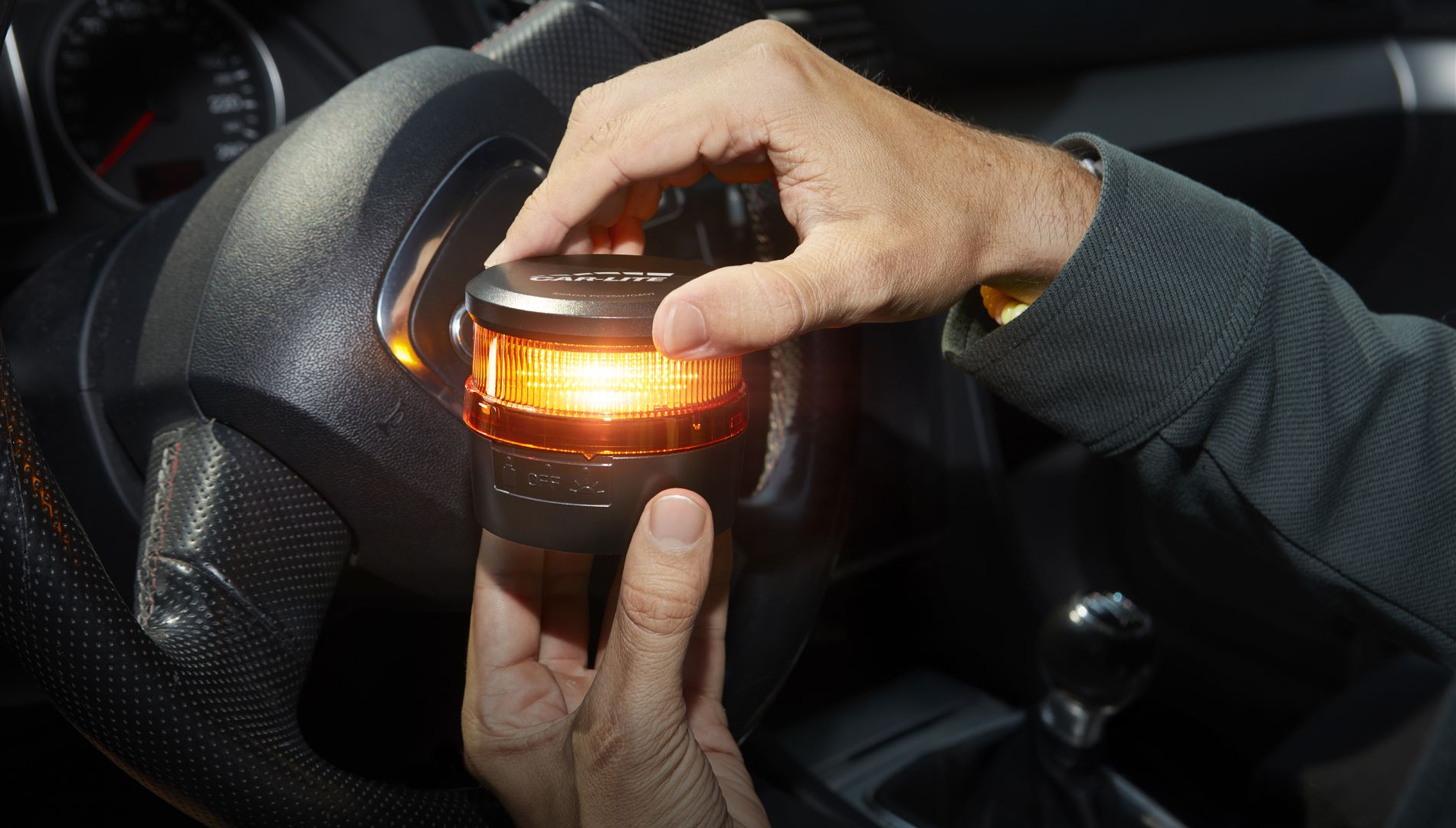 Este es el papel que deberás llevar en el coche para evitar una multa por tu baliza V16