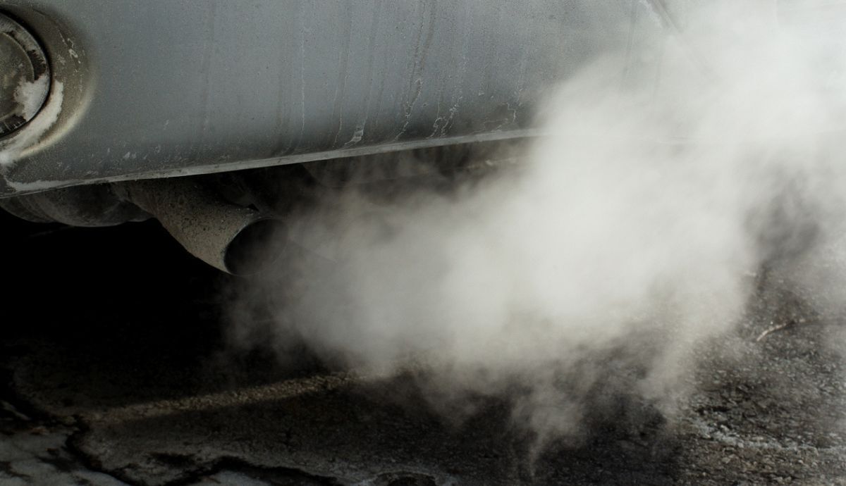 Mi coche echa humo blanco y huele a quemado. Causas y soluciones