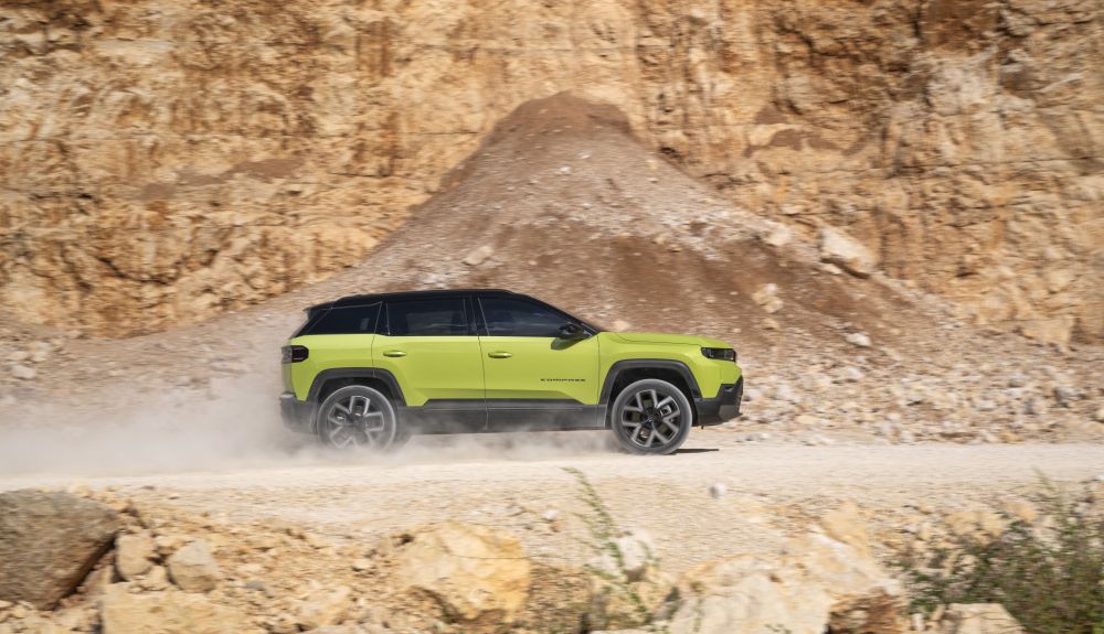 Los 200 mm de altura libre y cortos voladizos permiten al Compass cierta capacidad fuera del asfalto.